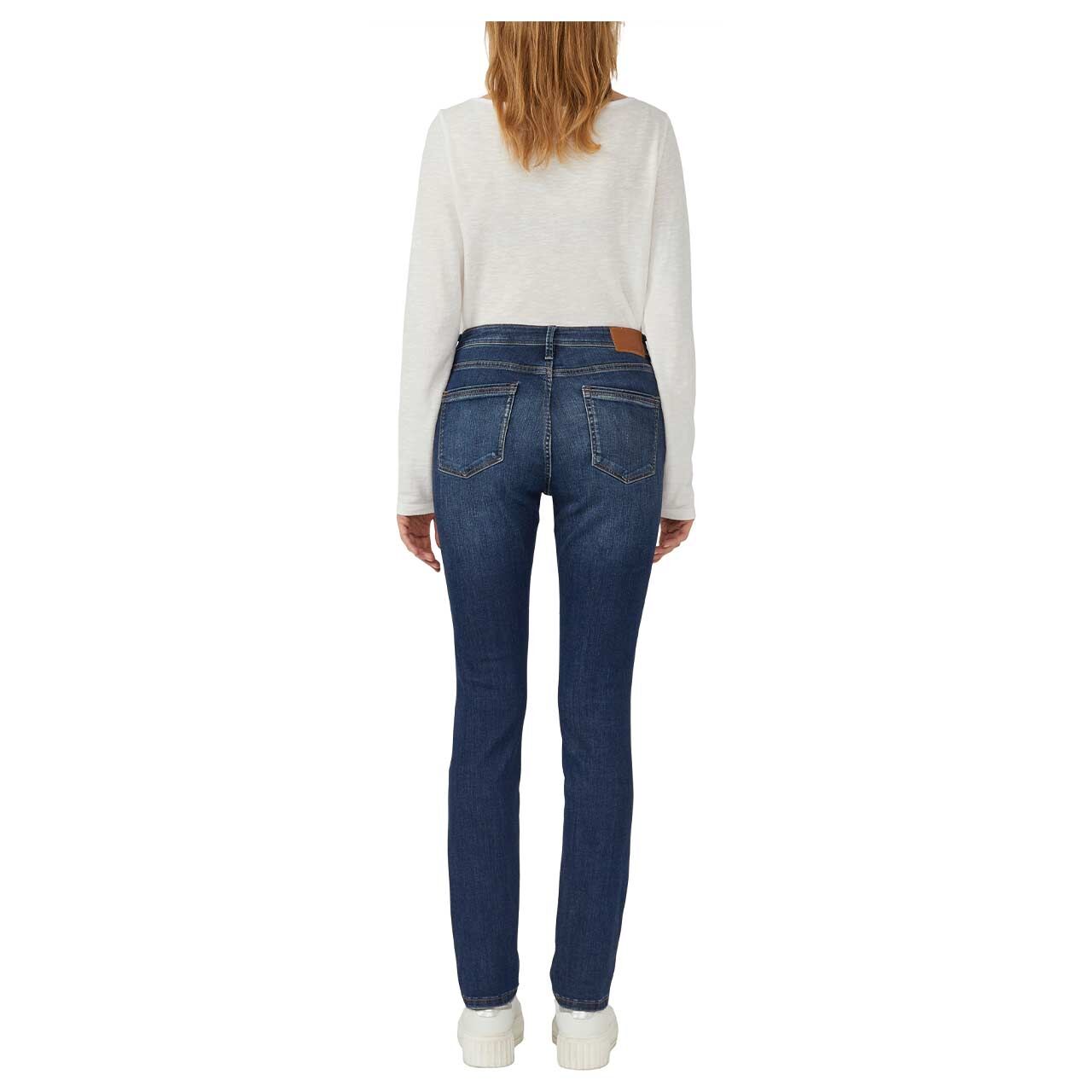 Damenjeans Betsy von s.Oliver in Blau angewaschen, Rückansicht am Model