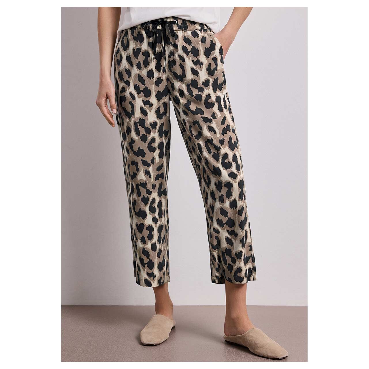 Stretch Damen 7/8 Hose Emee Wide Leg von Street One in Beige mit Print, Vorderansicht am Model