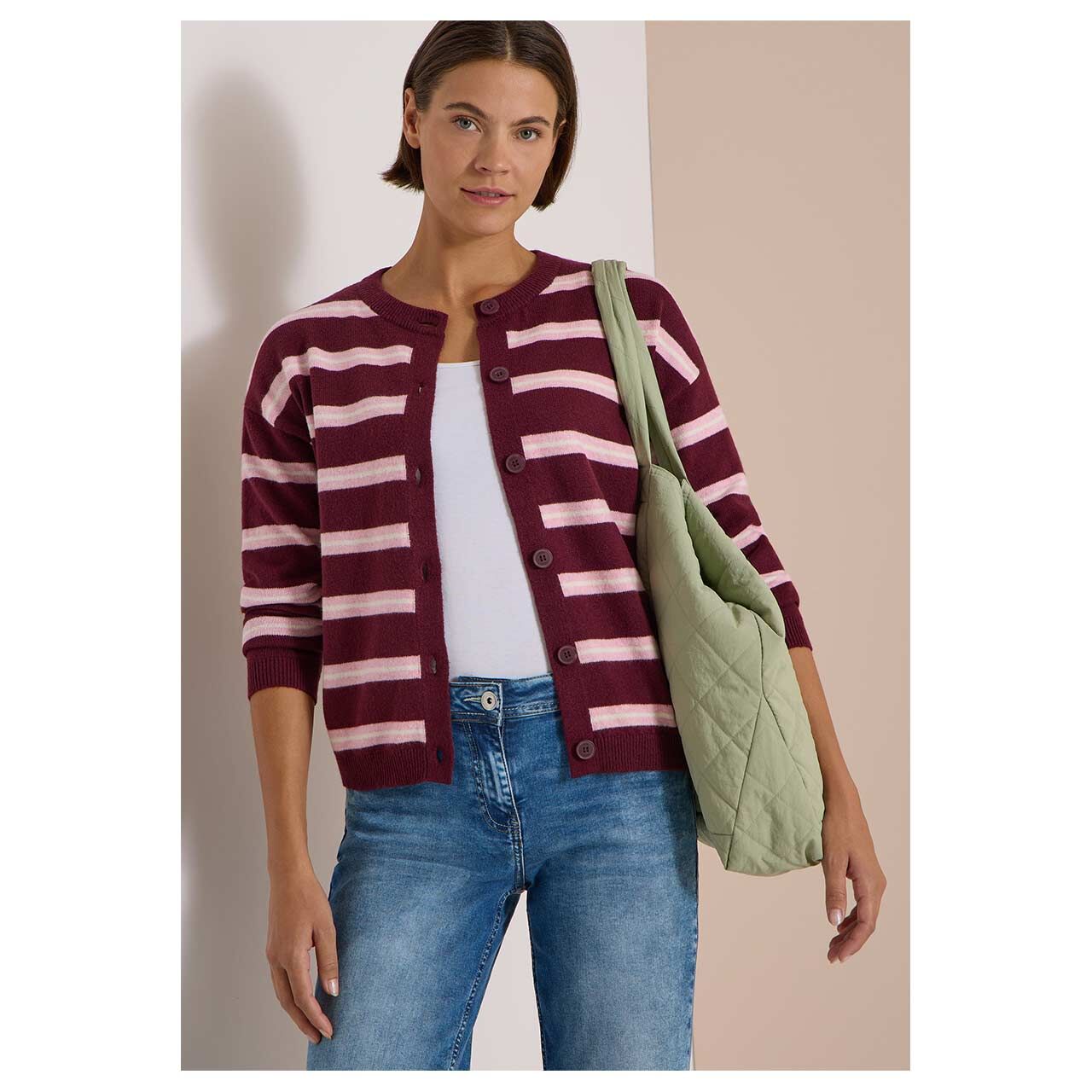 Damen Strickjacke Striped Cosy Round Neck Cardigan von Cecil in Weinrot gestreift, gestylte Vorderansicht am Model