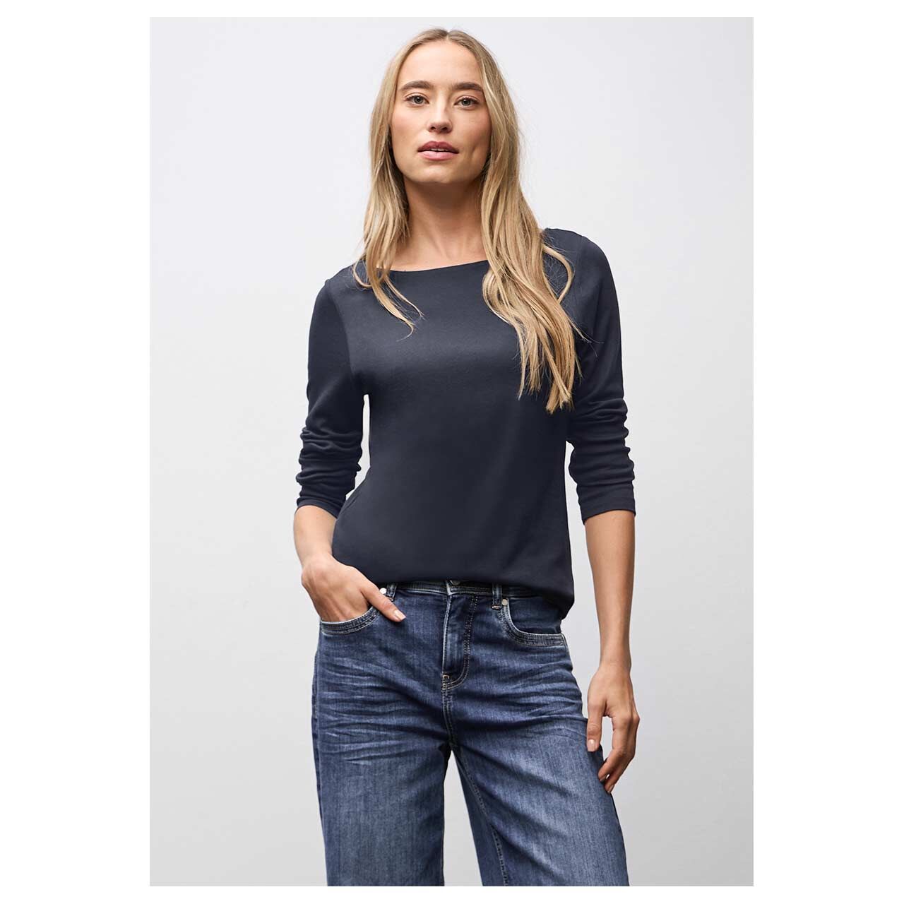 Damen Langarm Shirt Lanea von Street One in Dunkelblau, detaillierte Vorderansicht am Model