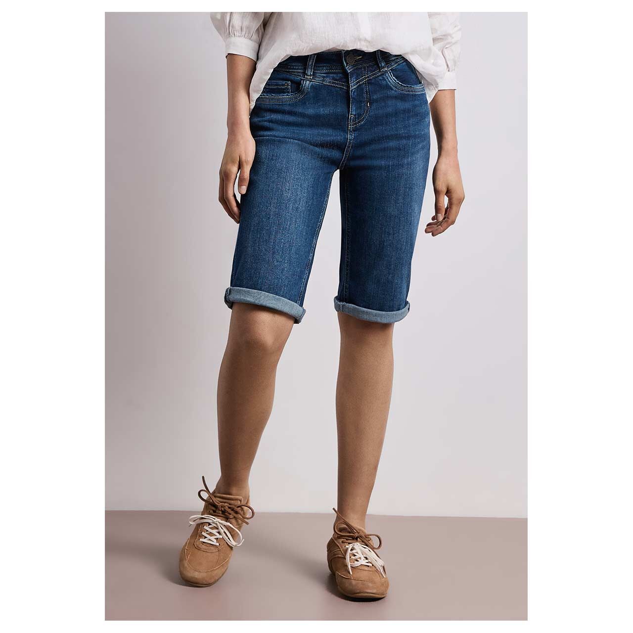 Street One Damen Jane Jeans Bermuda in Dunkelblau angewaschen, Vorderansicht Model