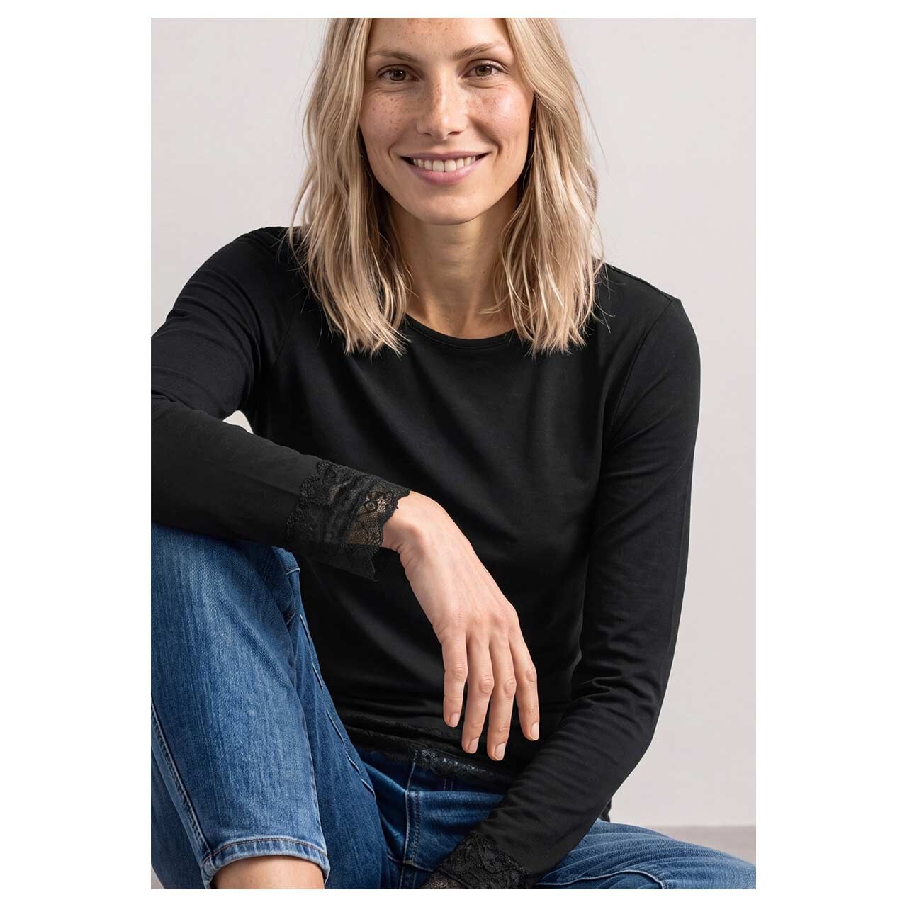 Damen Langarm Shirt Basic Lace Cuffs von Street One in Schwarz, detaillierte Vorderansicht am Model