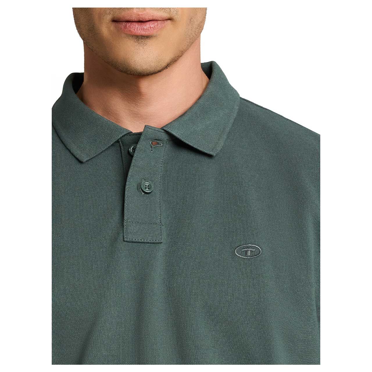 Herren Polo Pullover Basic Longsleeve von Tom Tailor in Olivgrün, detaillierte Vorderansicht am Model