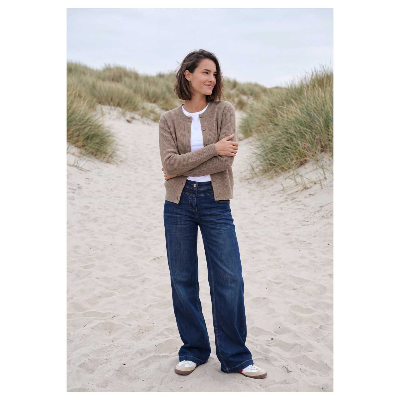 Damen Strickjacke Structured Cosy Cardigan von Cecil in Hellbraun meliert, Ganzkörperansicht am Model