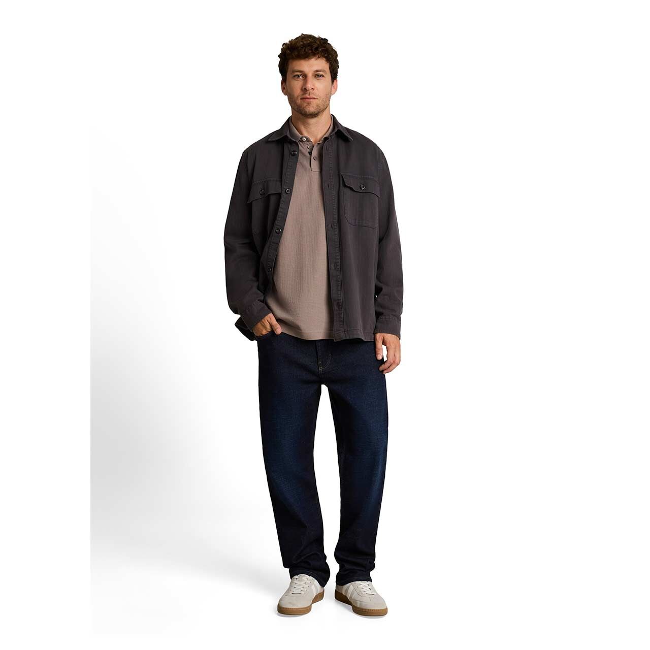 Herren Polo Langarmshirt Structured von Tom Tailor in Greige, Ganzkörperansicht am Model