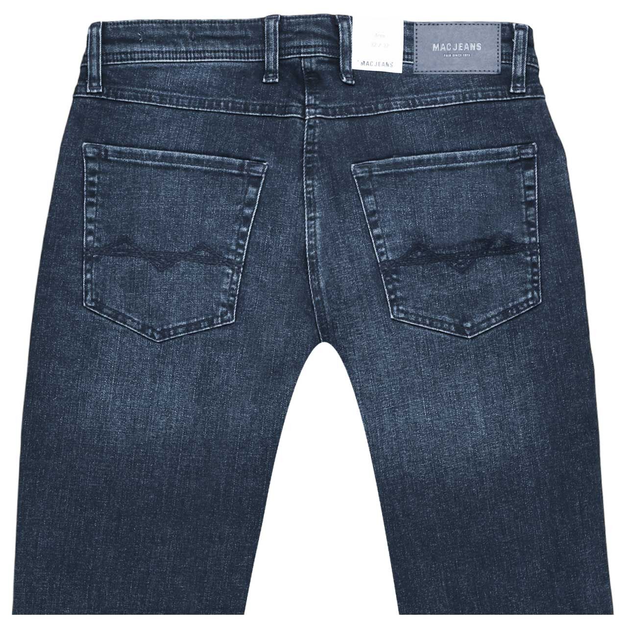 Stretch Herrenjeans Arne von MAC in Dunkelblau angewaschen, detaillierte Rückansicht