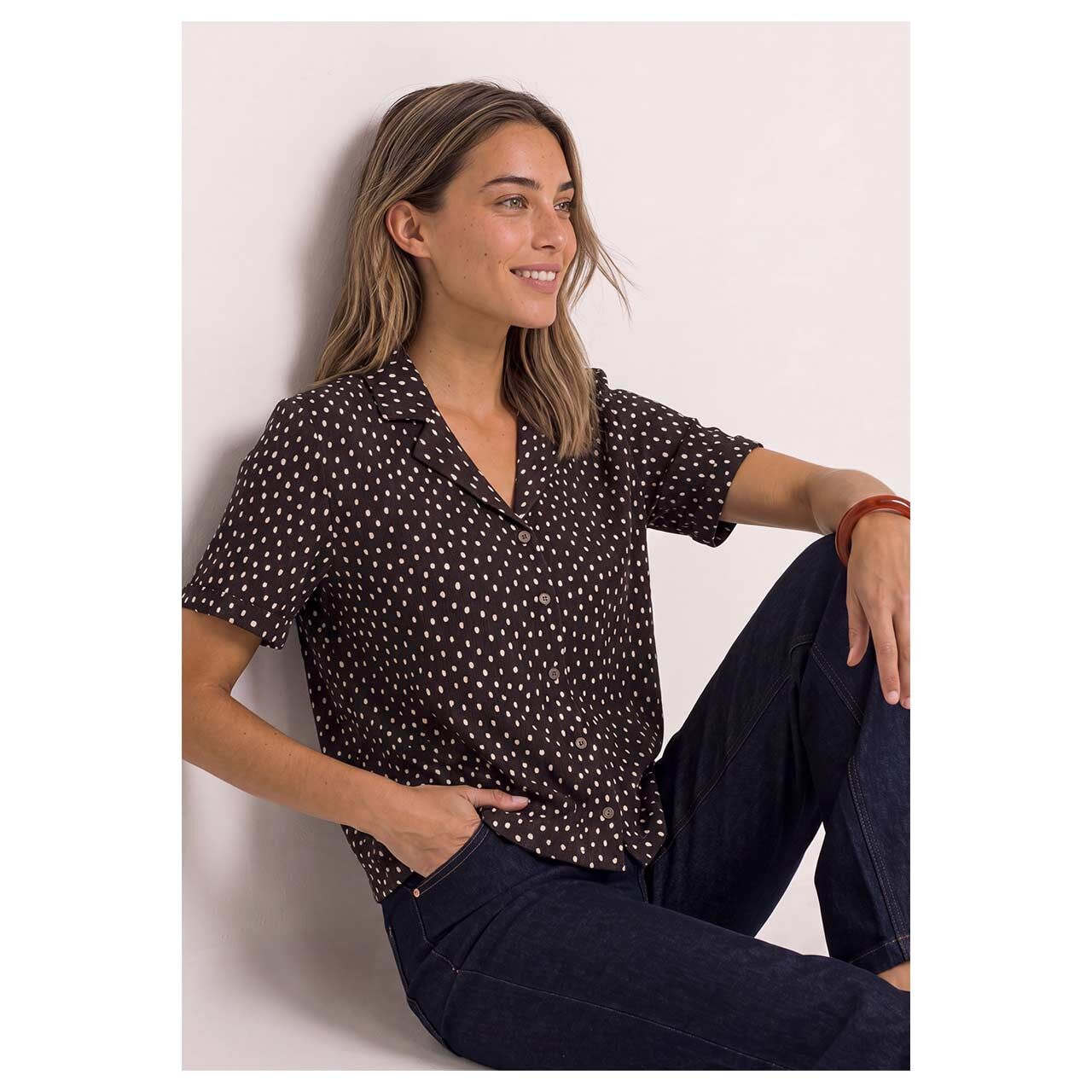 Damen Kurzarm Bluse Printed Crincle von Street One in Dunkelbraun mit Print, Ganzkörperansicht am sitzenden Model