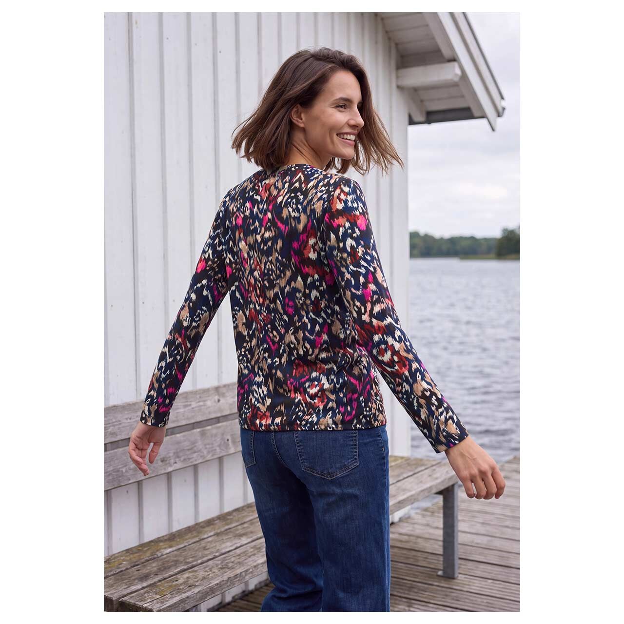 Damen Langarm Shirt Two-Tone Boatneck von Cecil in Dunkelbraun mit Print, Rückansicht am Model