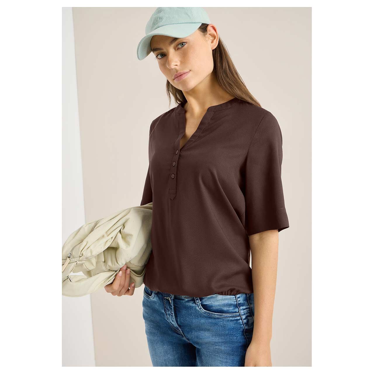 Damen Kurzarm Bluse Solid Splitneck von Cecil in Dunkelbraun, Nahansicht am Model