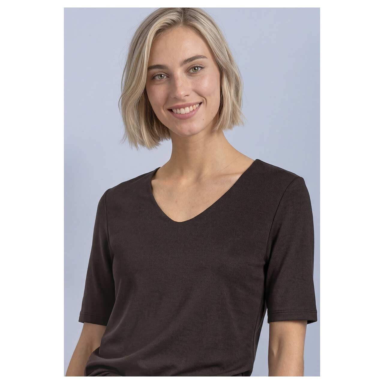 Damen T-Shirt Palmira von Street One in Dunkelbraun, detaillierte Vorderansicht am Model