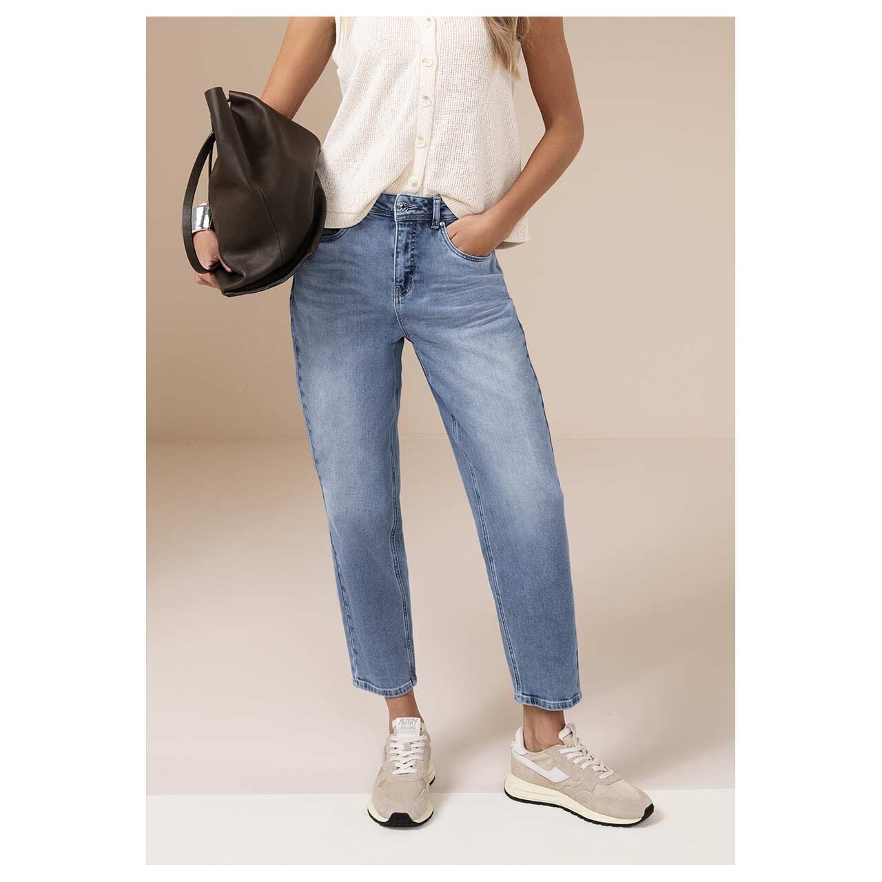 Damen Ankle Jeans Karlie Barrel von Street One in Hellblau angewaschen, Vorderansicht am gestylten Model