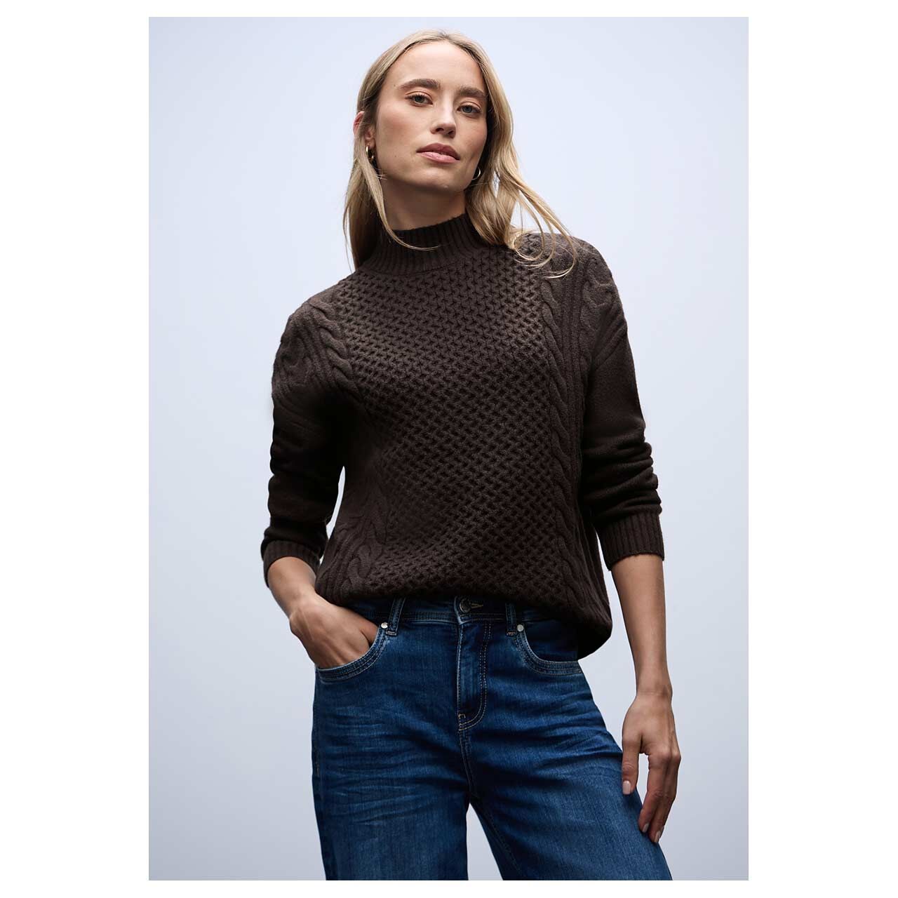 DDamen Pullover Turtle Neck Cable von Street One in Dunkelbraun, Vorderansicht am Model