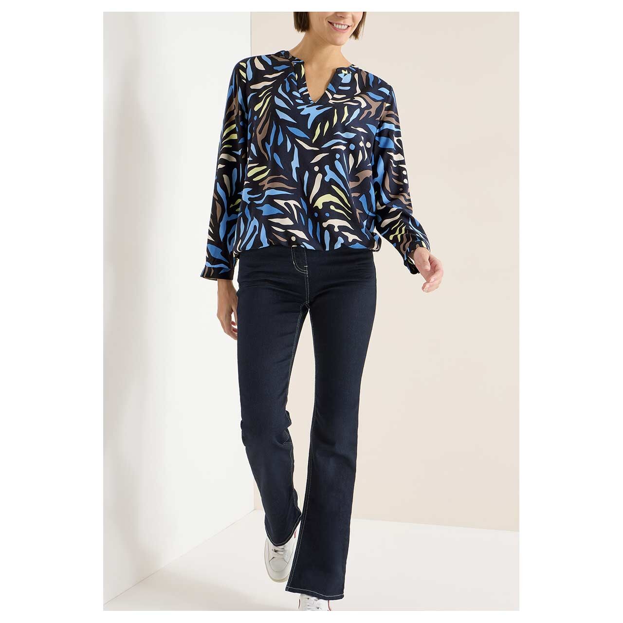 Damen Langarm Bluse Allover Print von Cecil in Dunkelblau mit Print, Ganzkörperansicht gestylt am Model