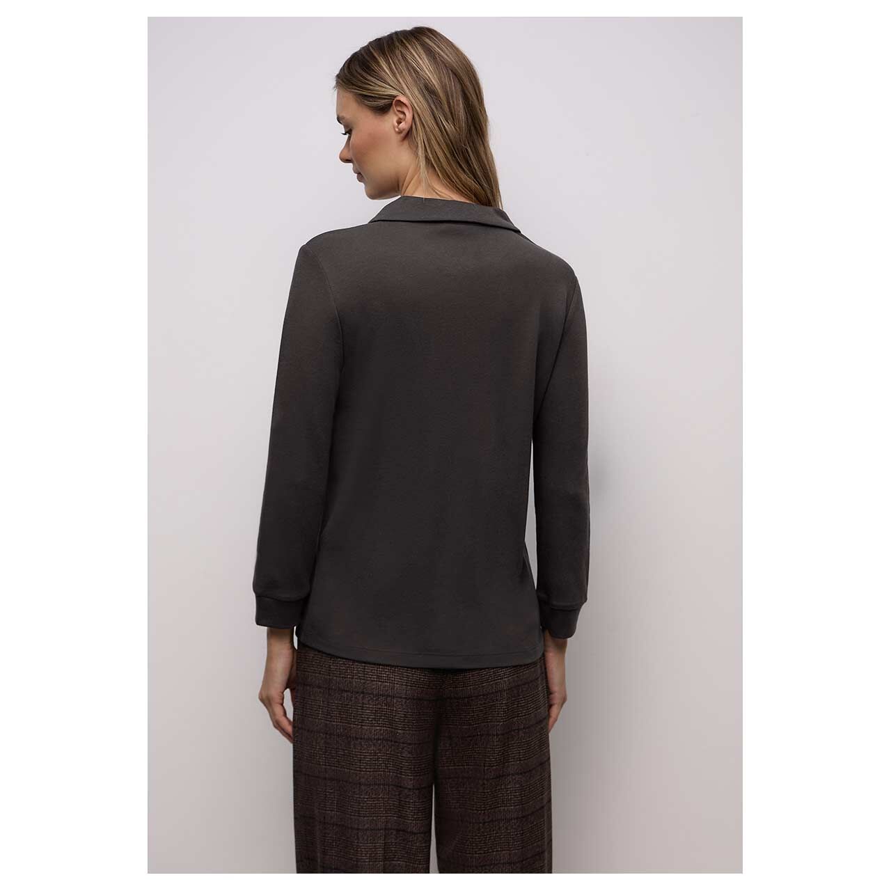 Damen 3/4 Arm Poloshirt Basic Zipper von Street One in Dunkelbraun, Rückansicht am Model