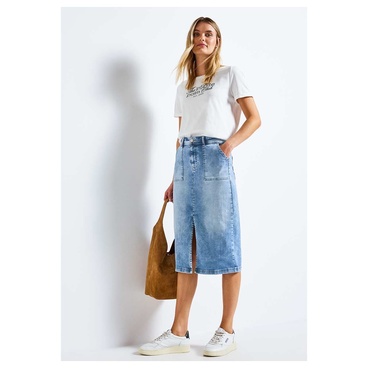 Damen Jeansrock von Street One in Hellblau verwaschen, Ganzkörperansicht Outfit Modell