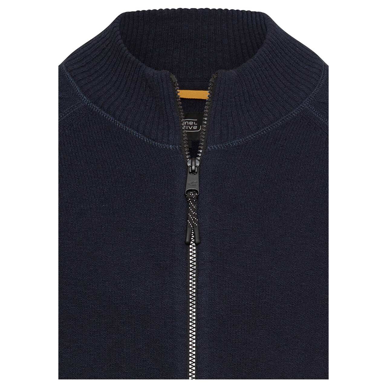 Herren Strickjacke von Camel active in der Farbe Dunkelblau, Detailansicht Kragen vorne