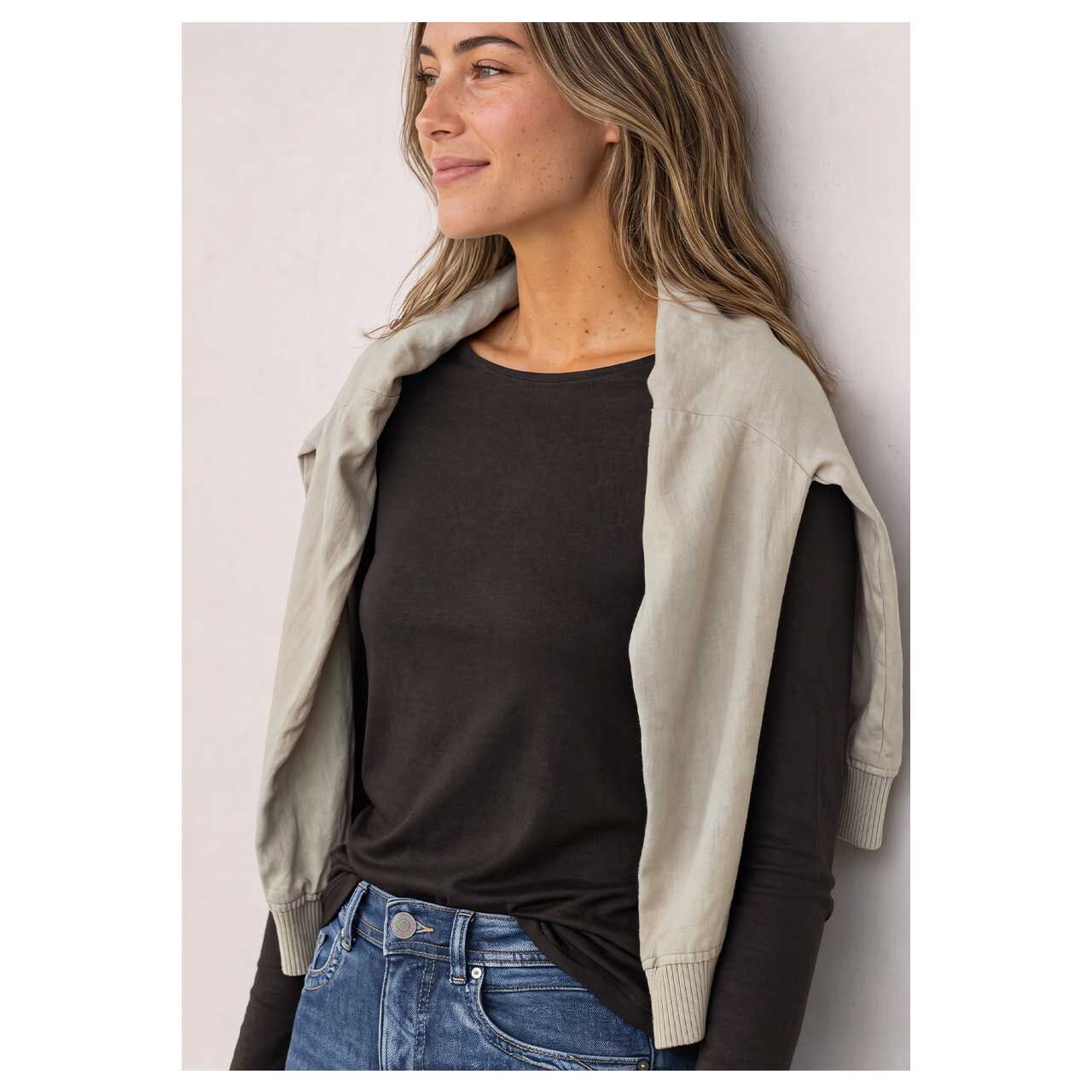 Damen Langarm Shirt Lanea von Street One in Dunkelbraun, detaillierte Vorderansicht am Model