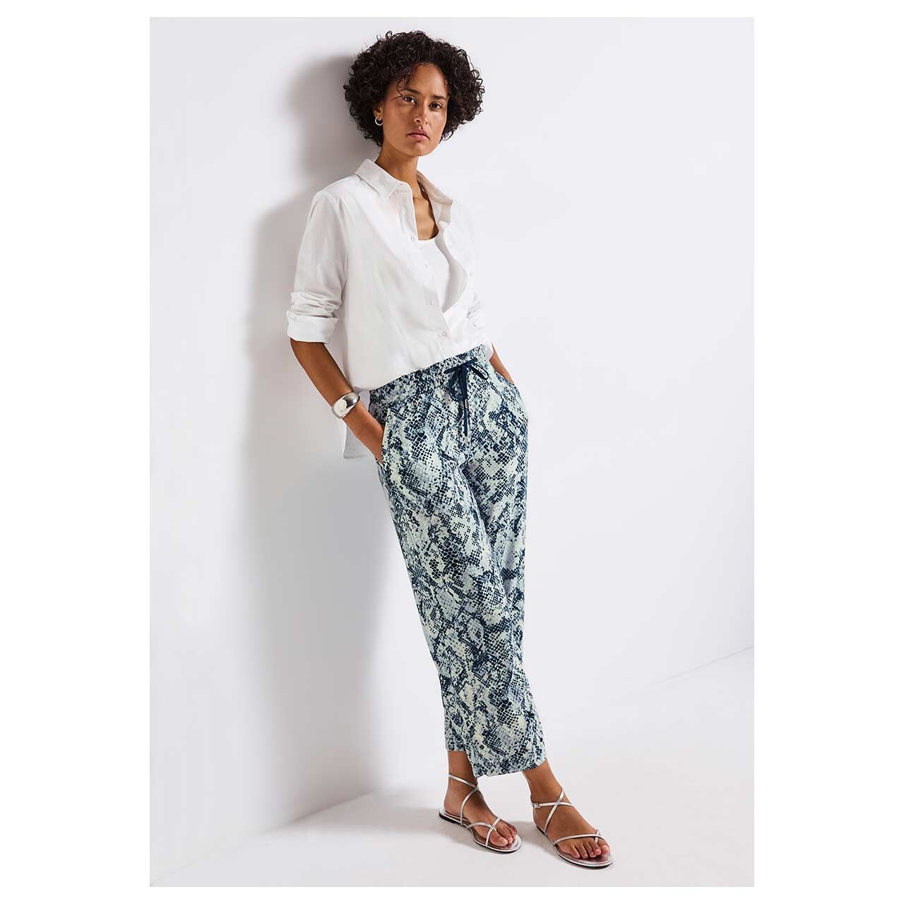 Damen 7/8 Hose Emee Wide Leg von Street One in Blau mit Print, Ganzkörperansicht mit Bluse