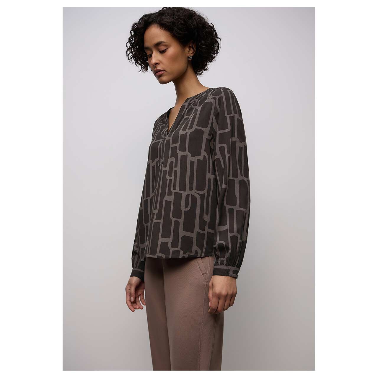 Damen Langarm Bluse Splitneck Tunic von Street One in Dunkelbraun mit Print, seitliche Vorderansicht am Model