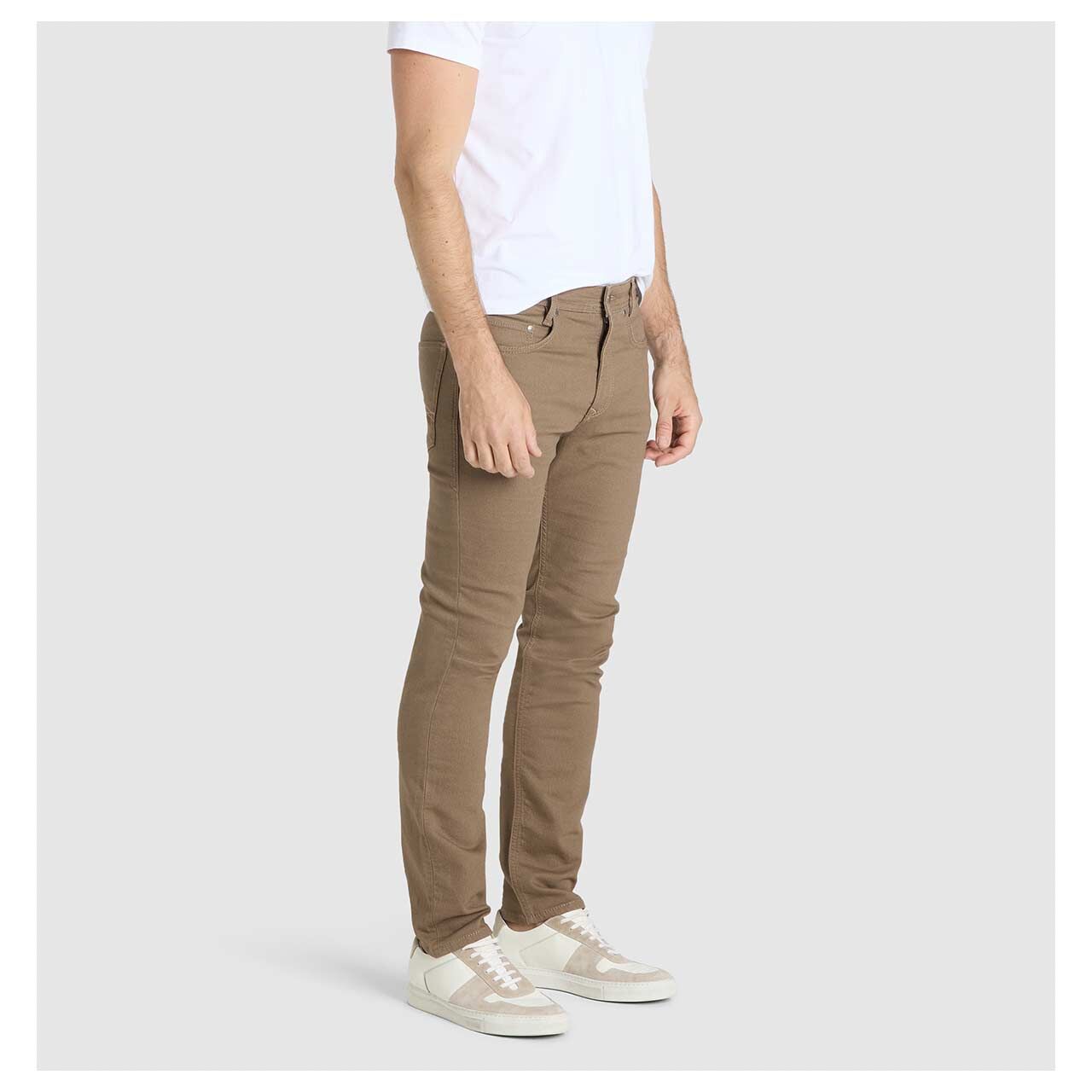 Herren Baumwollhose Jogn Jeans von MAC in Braun mit Print, seitliche Vorderansicht am Model