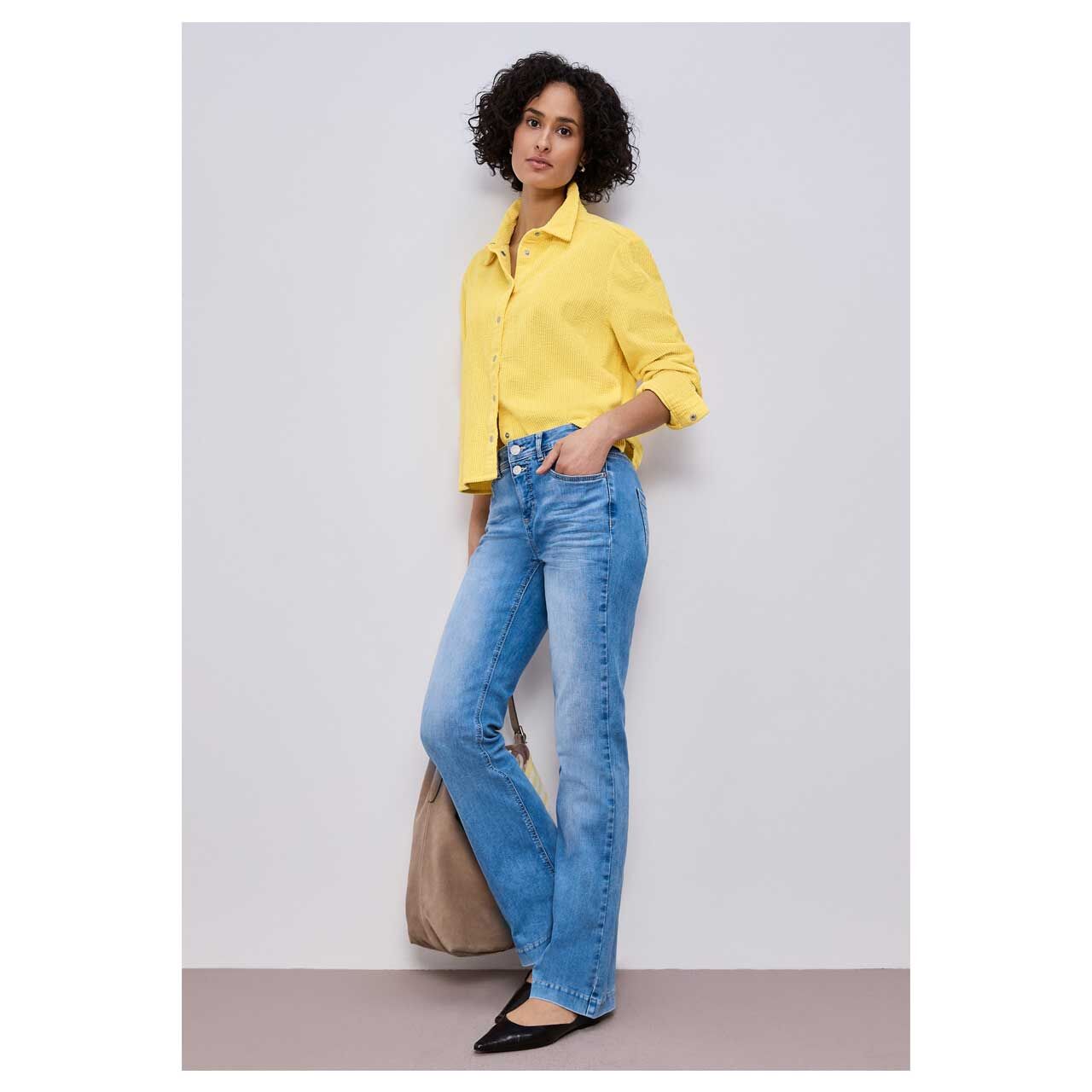 Damen Langarm Cord Bluse Corduroy Shirtcollar von Street One in Gelb, Ganzkörperansicht am Model