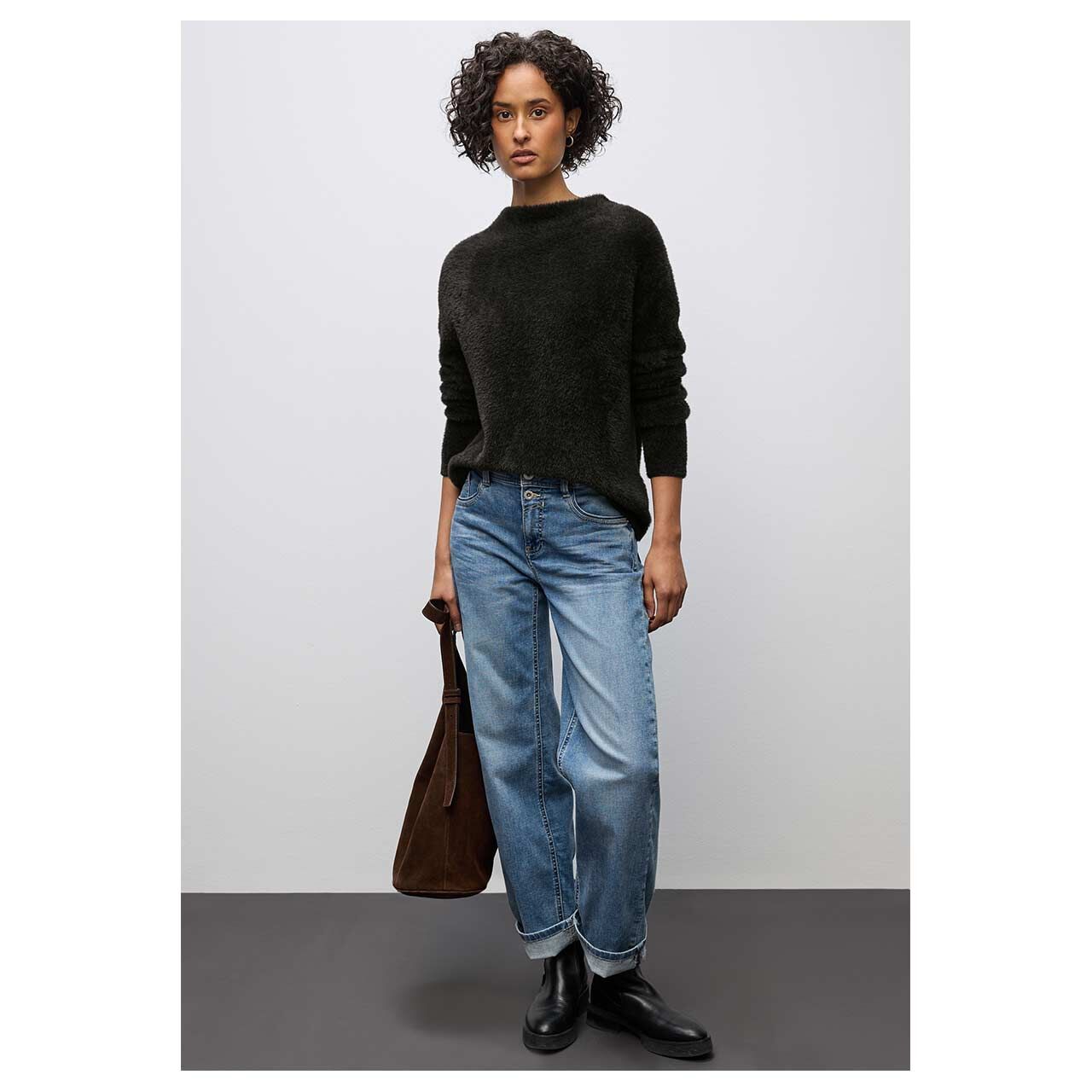 Damen Pullover Fluffy Turtle Neck Sweater von Street One in Dunkelbraun, Ganzkörperansicht am Model