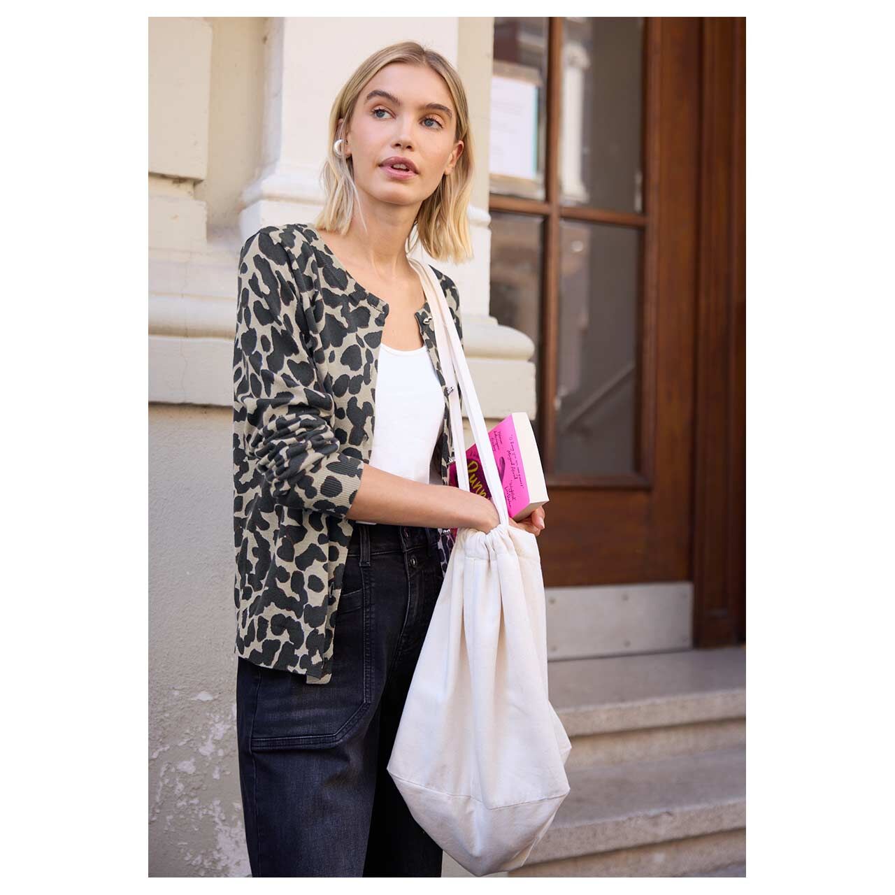 Damen Strickjacke Printed Cardigan von Street One Studio in Beige mit Print, Vorderansicht am Model