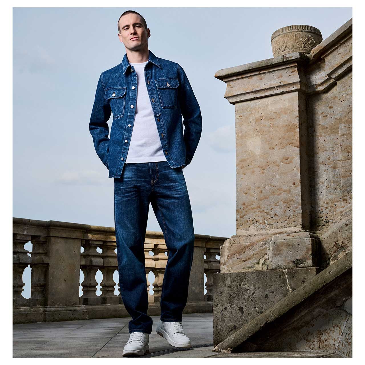Herrenjeans Rick von MAC in Dunkelblau verwaschen, Ganzkörperansicht
