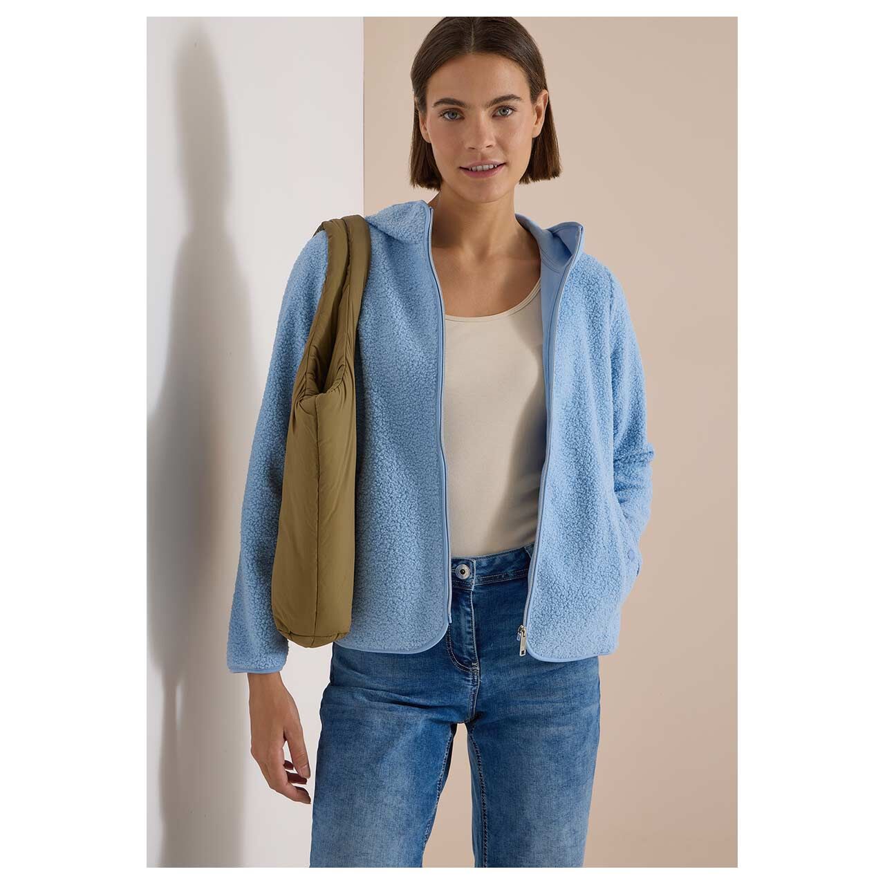 Damen Teddyjacke Solid Jacket von Cecil in Hellblau, Vorderansicht gestylt am Model