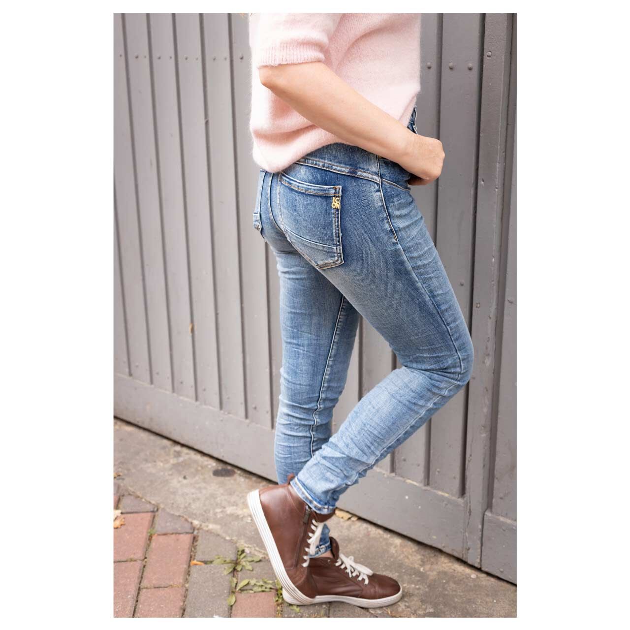 Damenjeans California Sunrise von Senoritas ICON in Blau verwaschen, rechte Seitenansicht mit Model