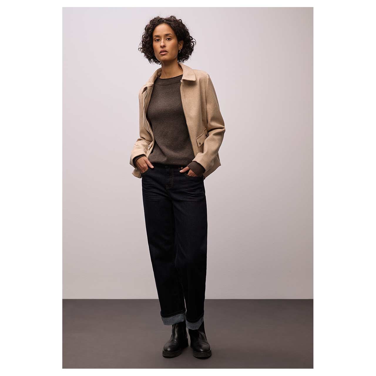 Damen Pullover Rolled Edge Collar von Street One in Dunkelbraun, Ganzkörperansicht am Model