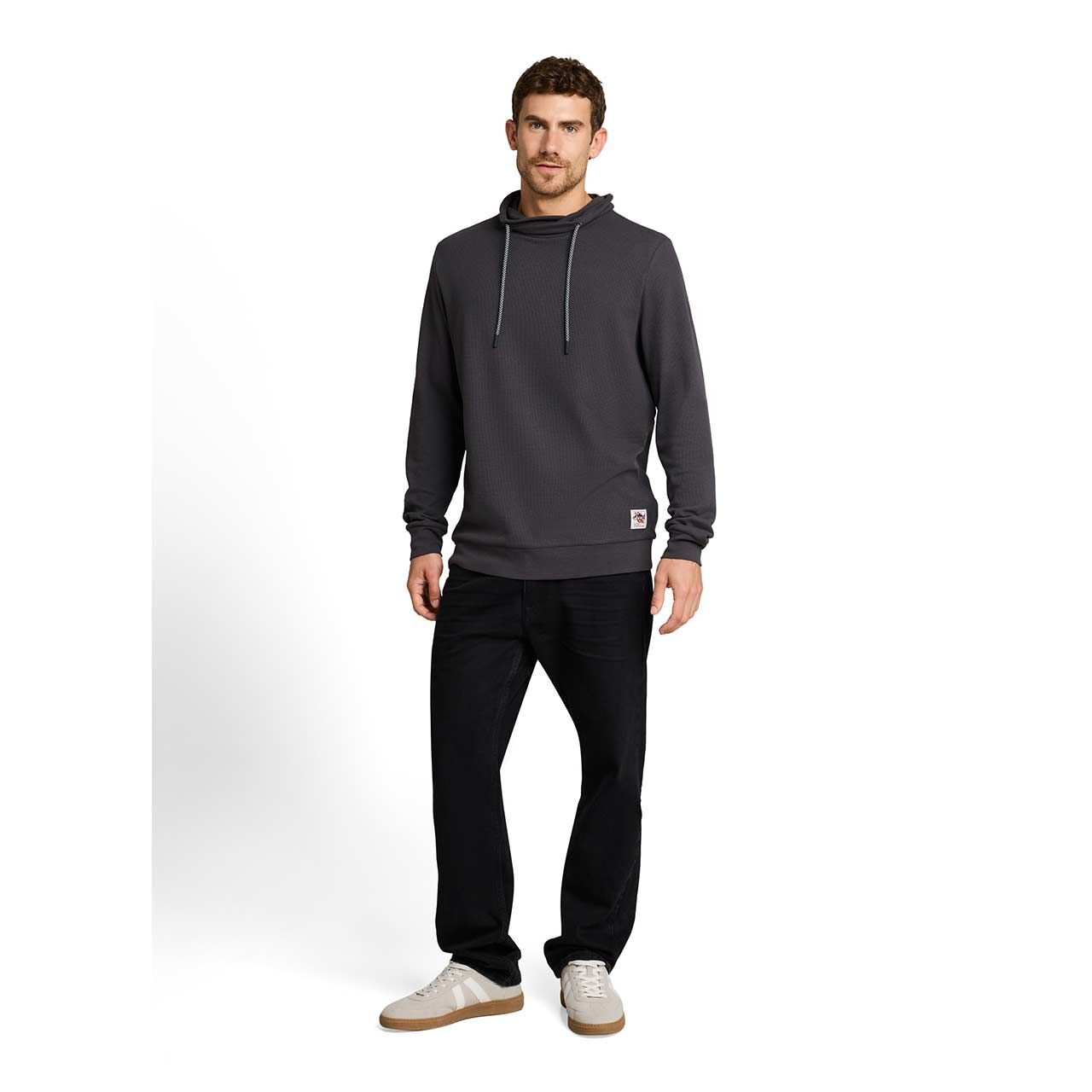 Herren Pullover Structured Snood von Tom Tailor in Dunkelgrau, Ganzkörperansicht am Model