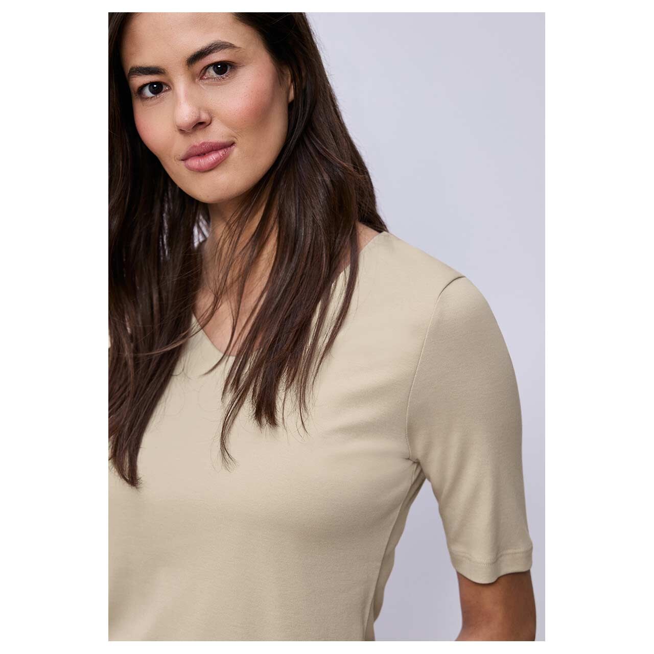 Damen T-Shirt Palmira von Street One in Beige, detaillierte Vorderansicht am Model