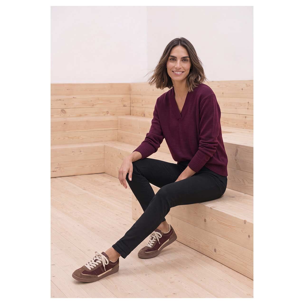 Damenjeans Jane von Street One in Schwarz angewaschen, Ansicht am model sitzend vorne