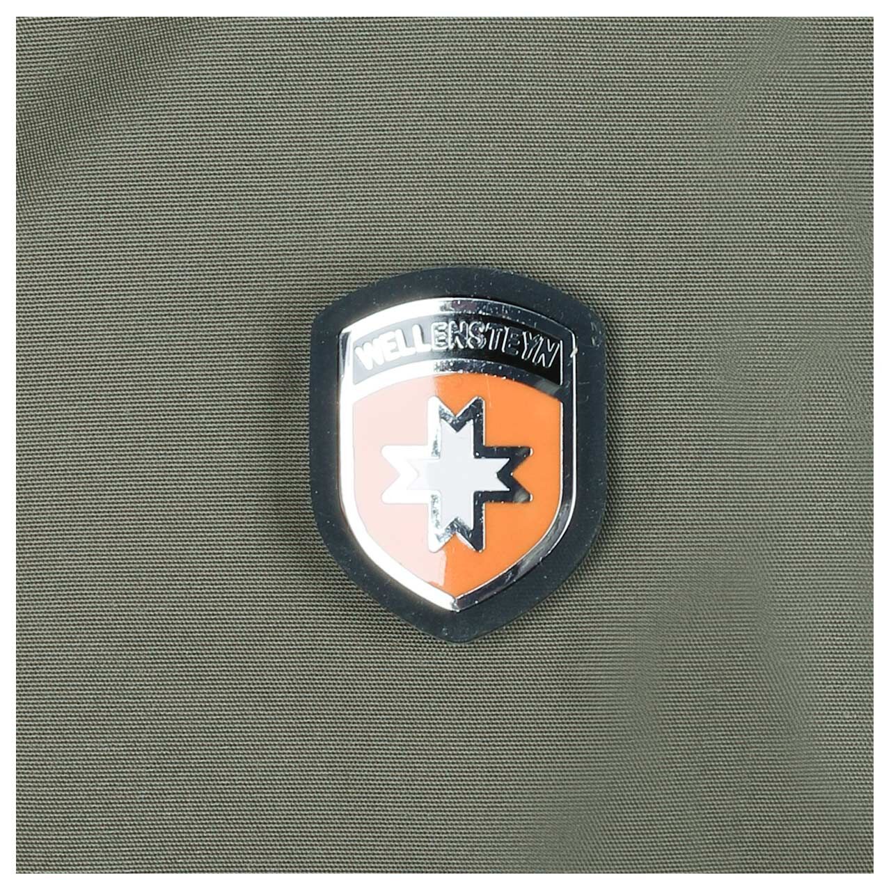 Herren Jacke College Sport Men von Wellensteyn in Olivgrün, Detailansicht Markenlogo