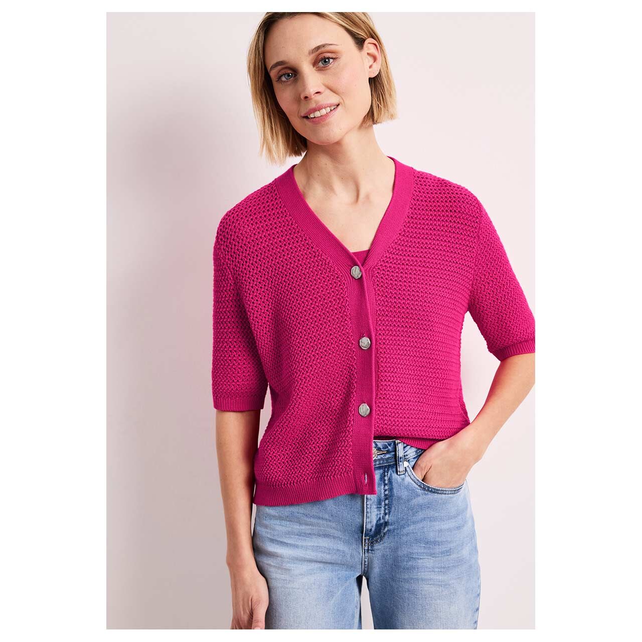 Damen Kurzarm Strickjacke V-Neck Cardigan von Street One in Pink, Vorderansicht am Model