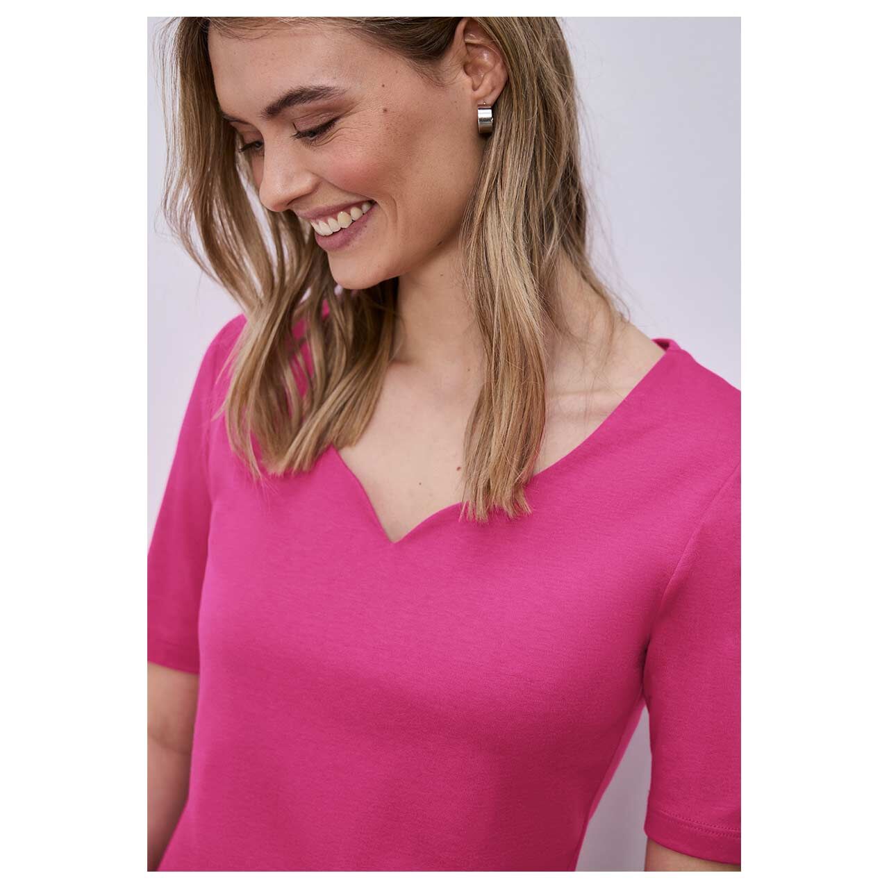 Damen T-Shirt Ada von Street One in Pink, detaillierte Vorderansicht am Model
