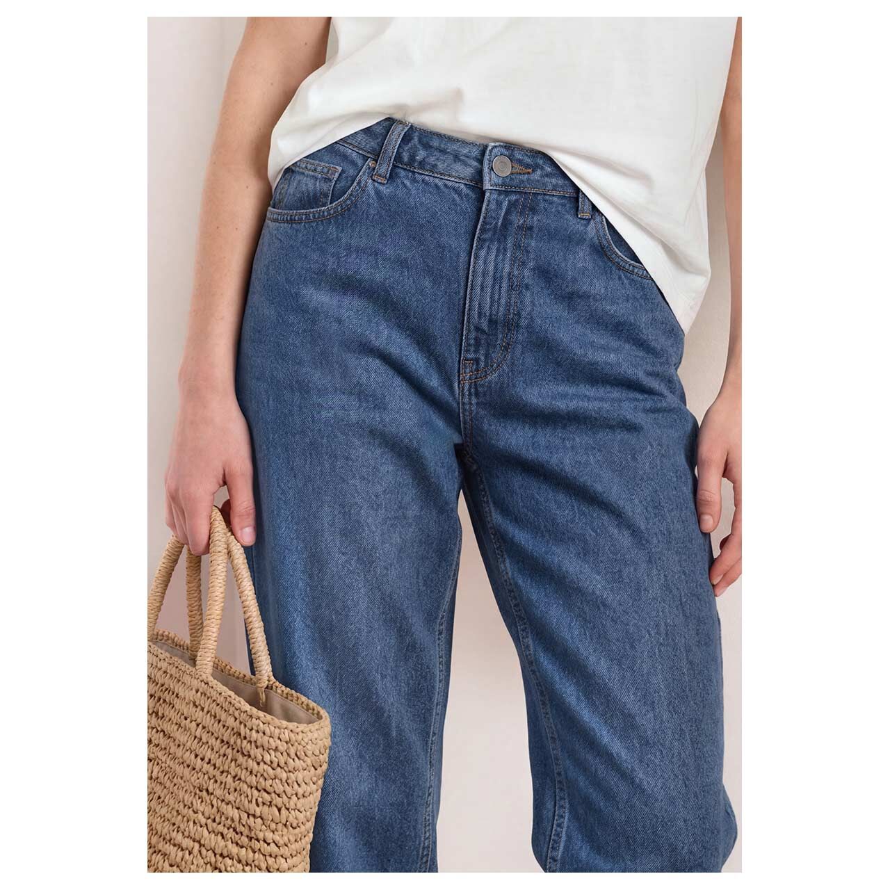 Damen Ankle Jeans Karlie Barrel von Street One in Blau angewaschen, Ganzkörperansicht am Model