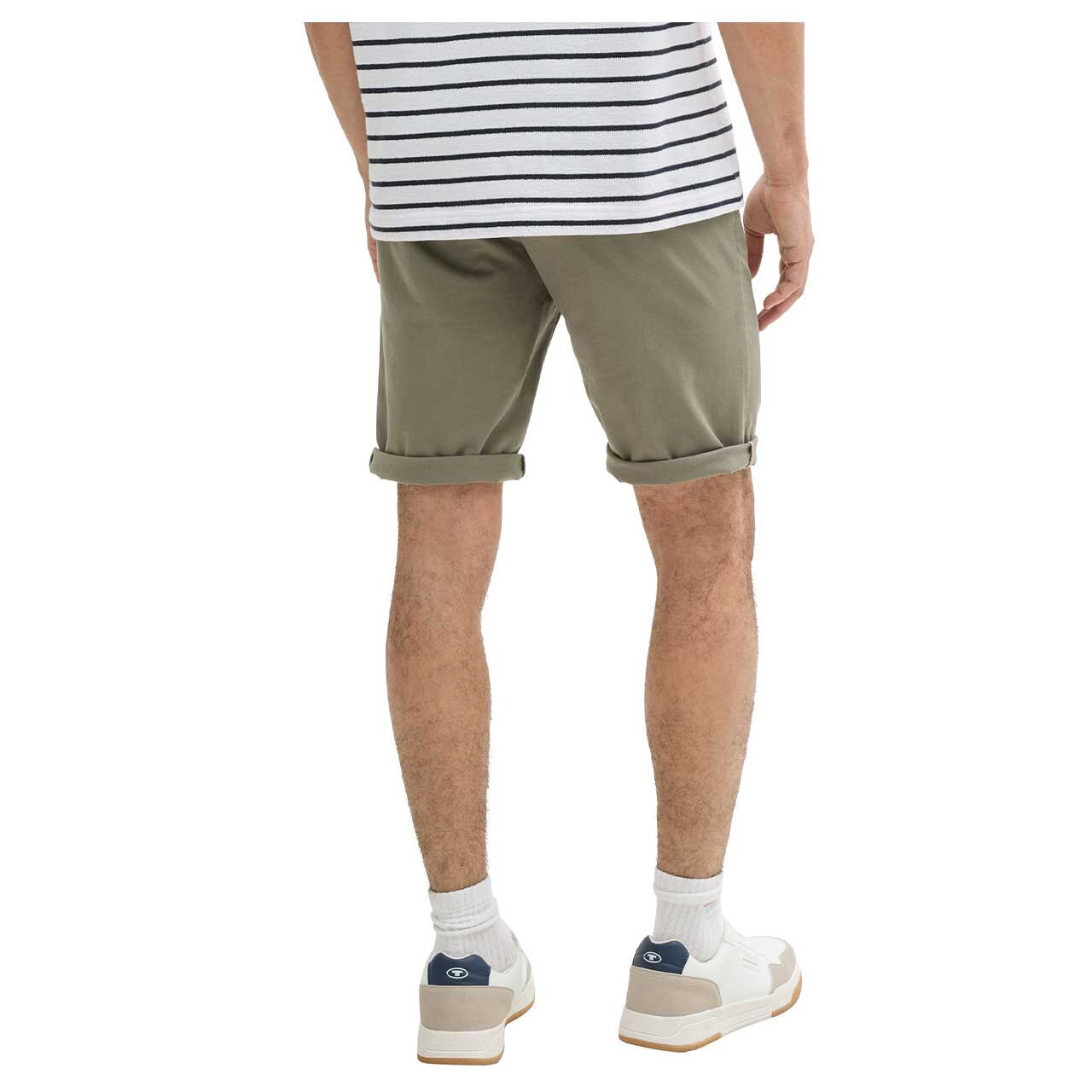 Herren Chino Baumwoll Bermuda von Tom Tailor in Olivgrün, Rückansicht am Modell