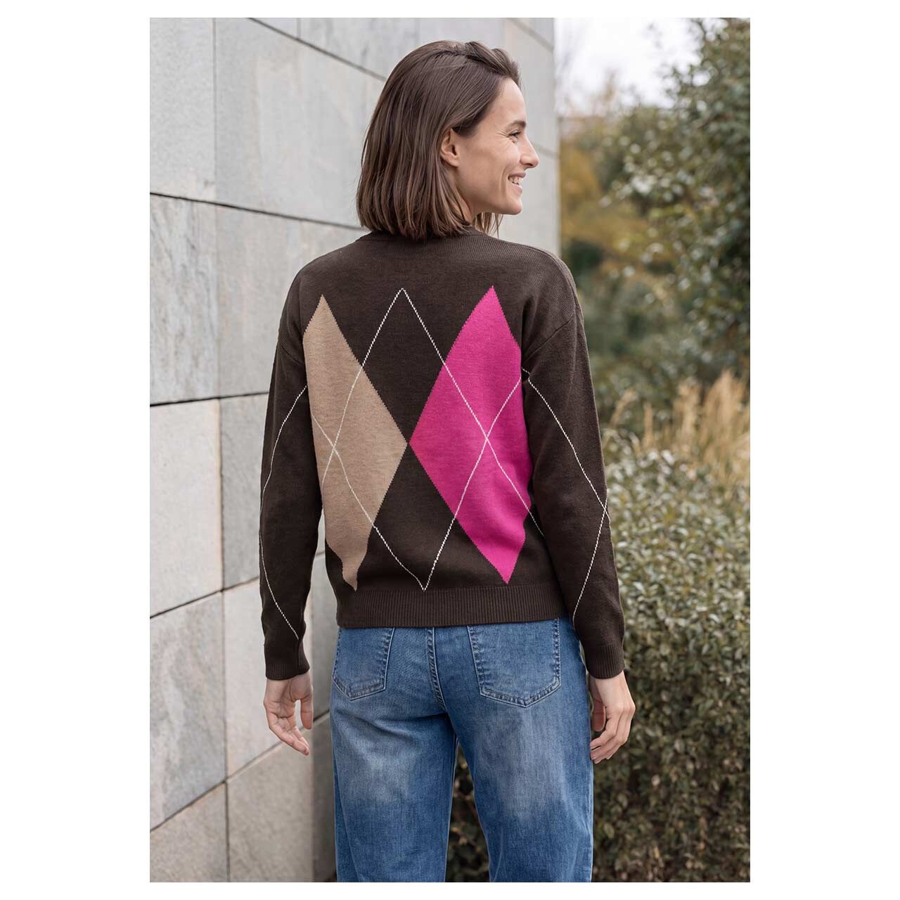 Damen Pullover Big Argyle Cosy Round Neck Sweater von Cecil in Dunkelbraun mit Print, Rückansicht am Model
