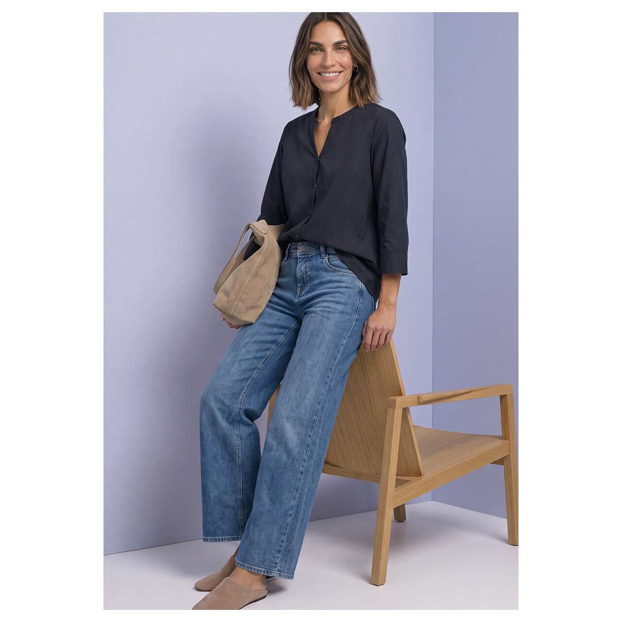 Damen 3/4 Arm Bluse Splitneck Button Detail von Street One in Dunkelblau, Ganzkörperansicht am Model