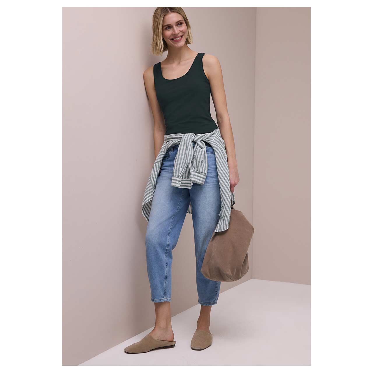 Damen Top Anni von Street One in Dunkelgrün, Ganzkörperansicht am Model