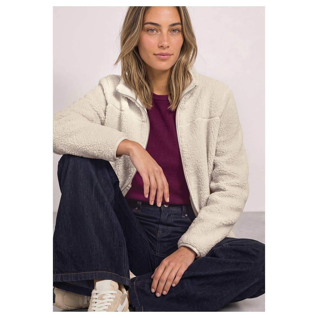Damen Teddyjacke Short Jacket von Street One in Hellbeige, Vorderansicht am Model