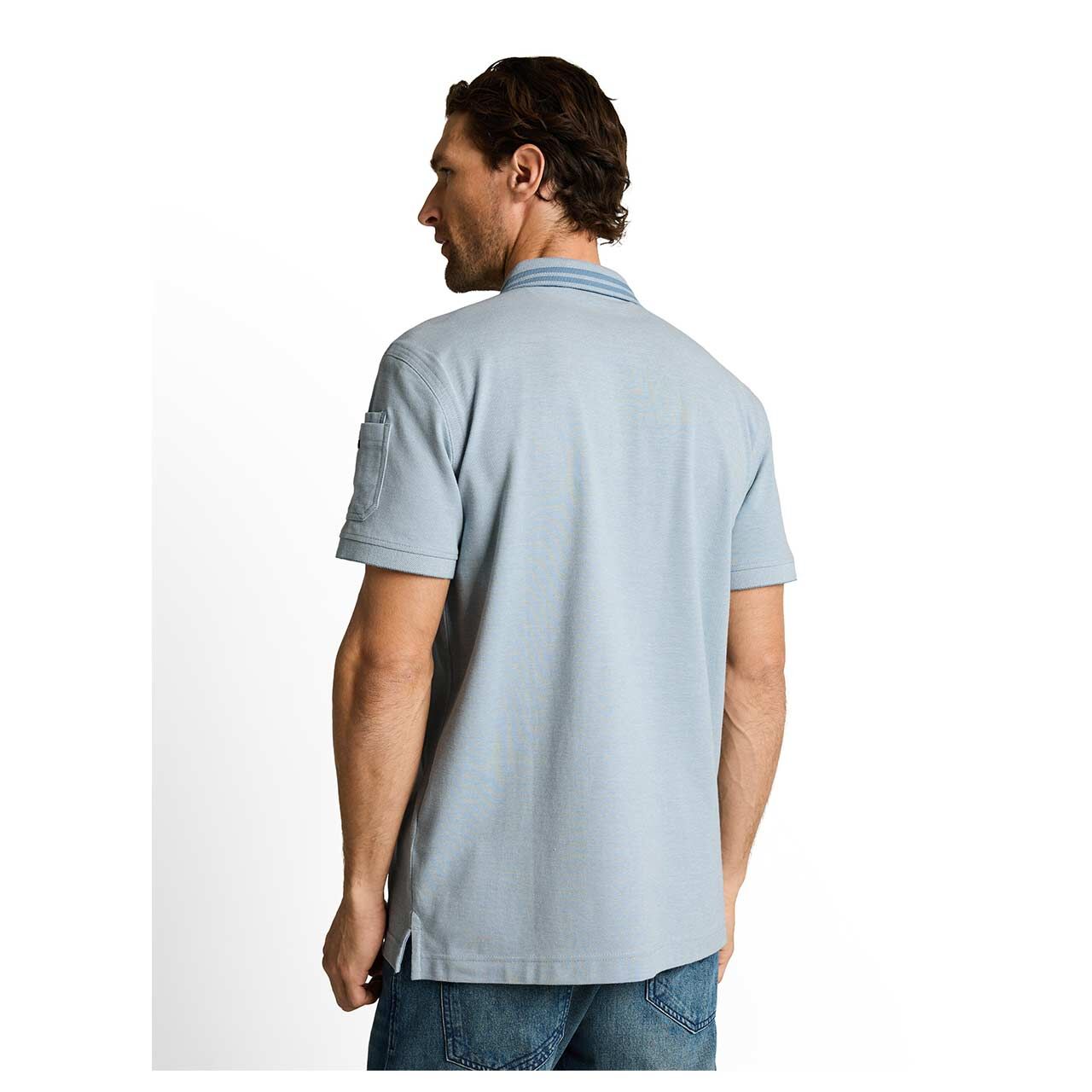 Herren Piqué Poloshirt von Tom Tailor in Hellblau meliert, Rückansicht am Model