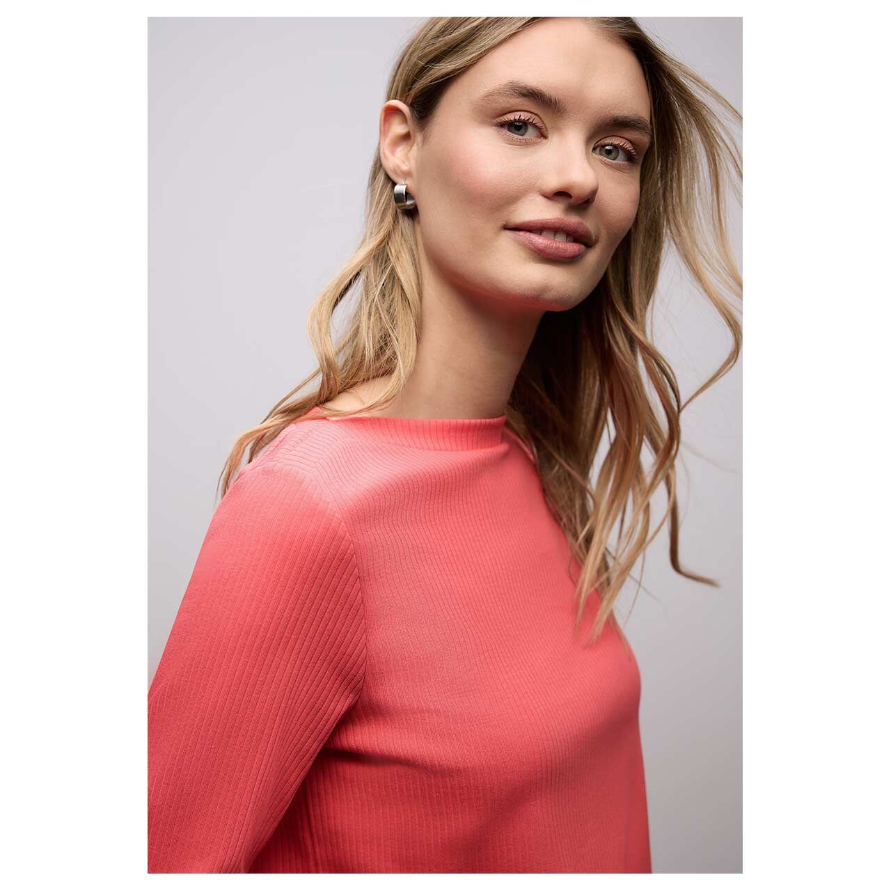 Damen 3/4 Arm Shirt Rib Structure U-Boat von Street One in Pink, Detailansicht vorne am Model