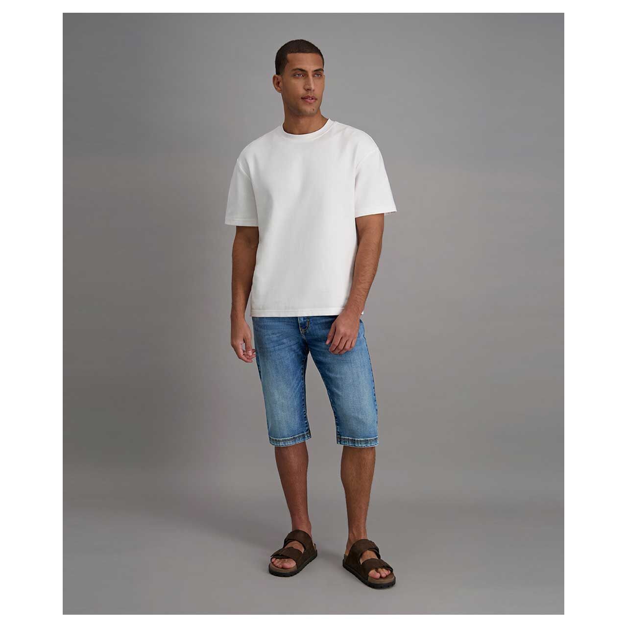 Bermuda Jeans Rouven Megaflex von Pioneer in Blau angewaschen, Vorderansicht am Model