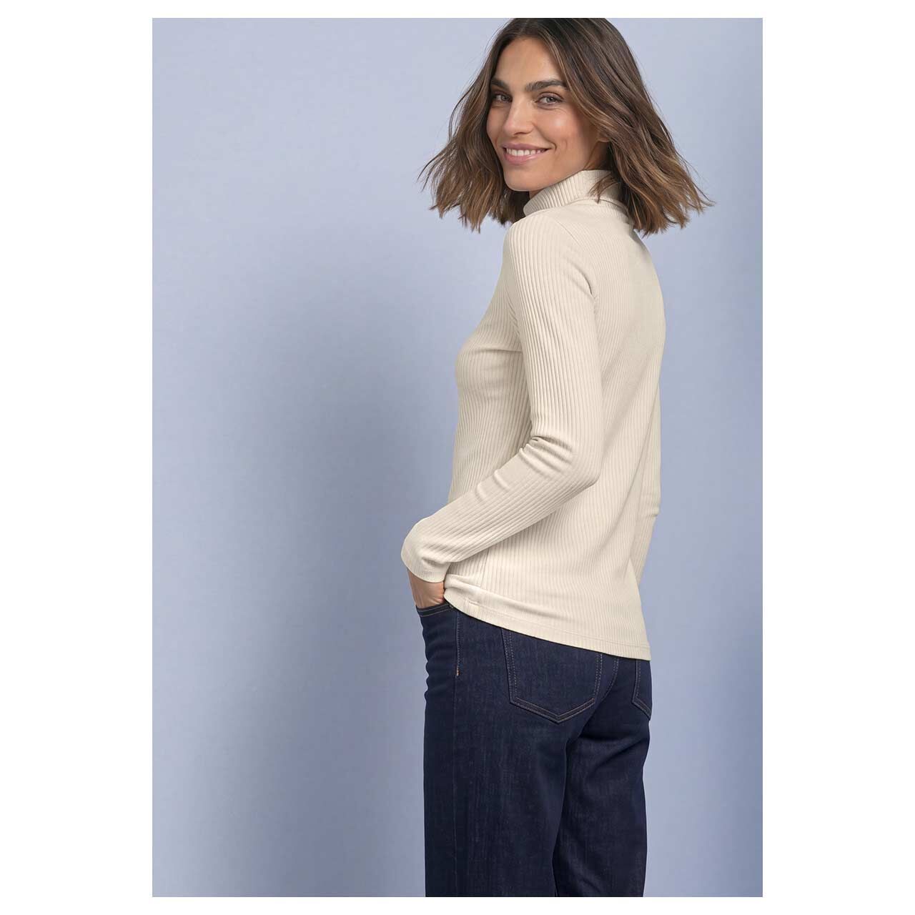 Damen Rollkragen Langarmshirt Basic Big Rib Roll Neck von Street One in Hellbeige, Rückansicht am Model