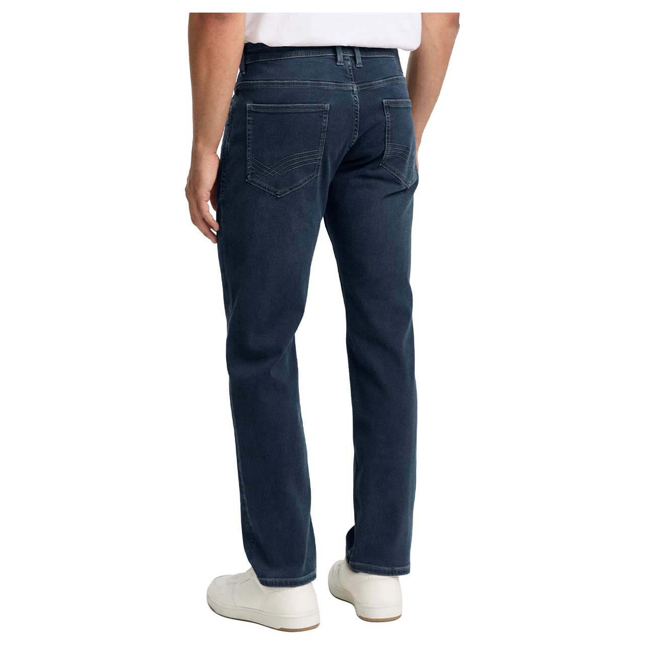 Herrenjeans Marvin von Tom Tailor in Dunkelblau angewaschen, Rückansicht am Modell
