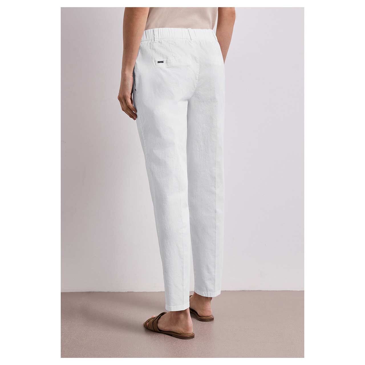 Damen Ankle Chinohose Peach Twill von Street One in Cremeweiß, Rückansicht am Model