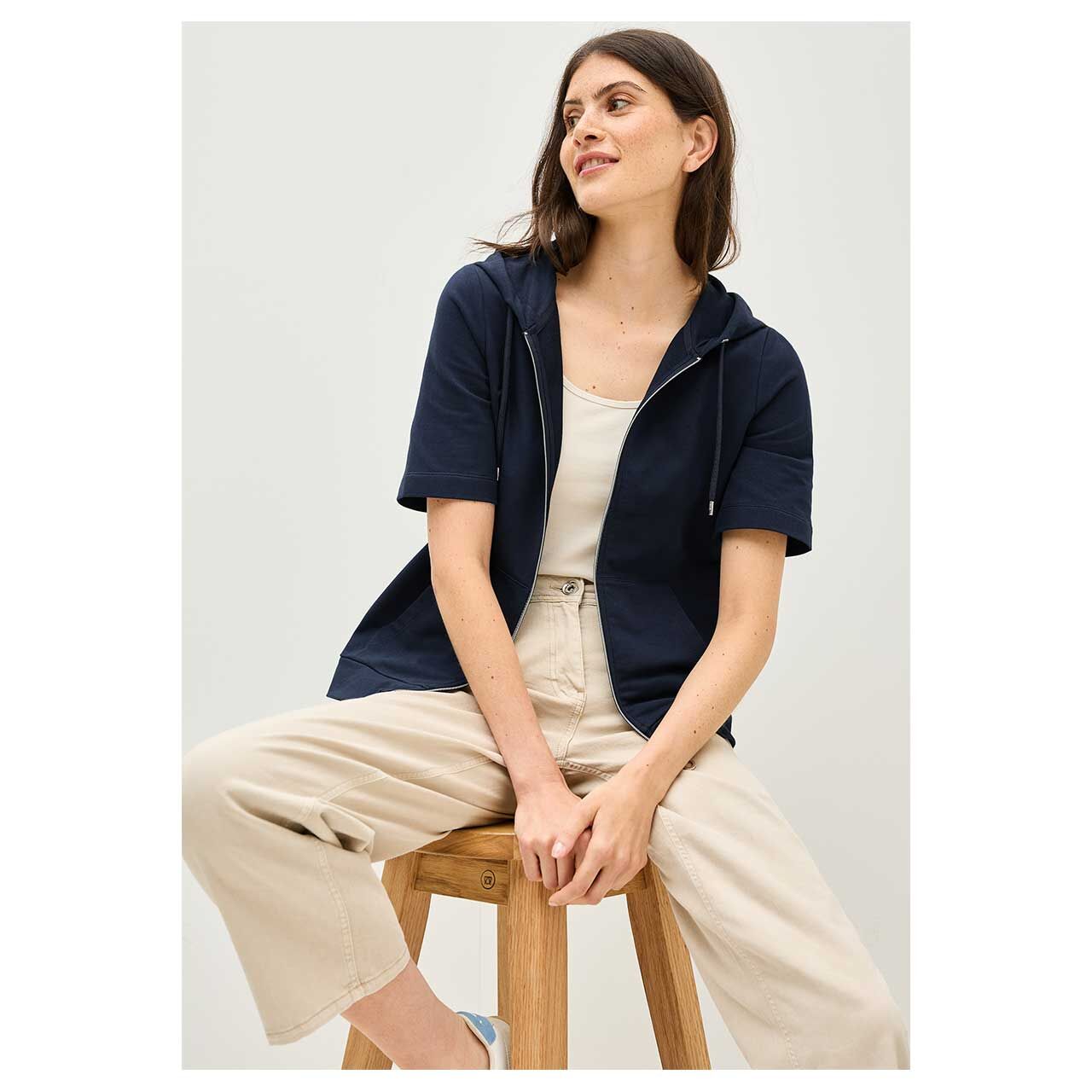 Damen Kurzarm Hoodie Sweatjacke von Cecil in Dunkelblau mit der Farbnummer 16715, Ganzkörper